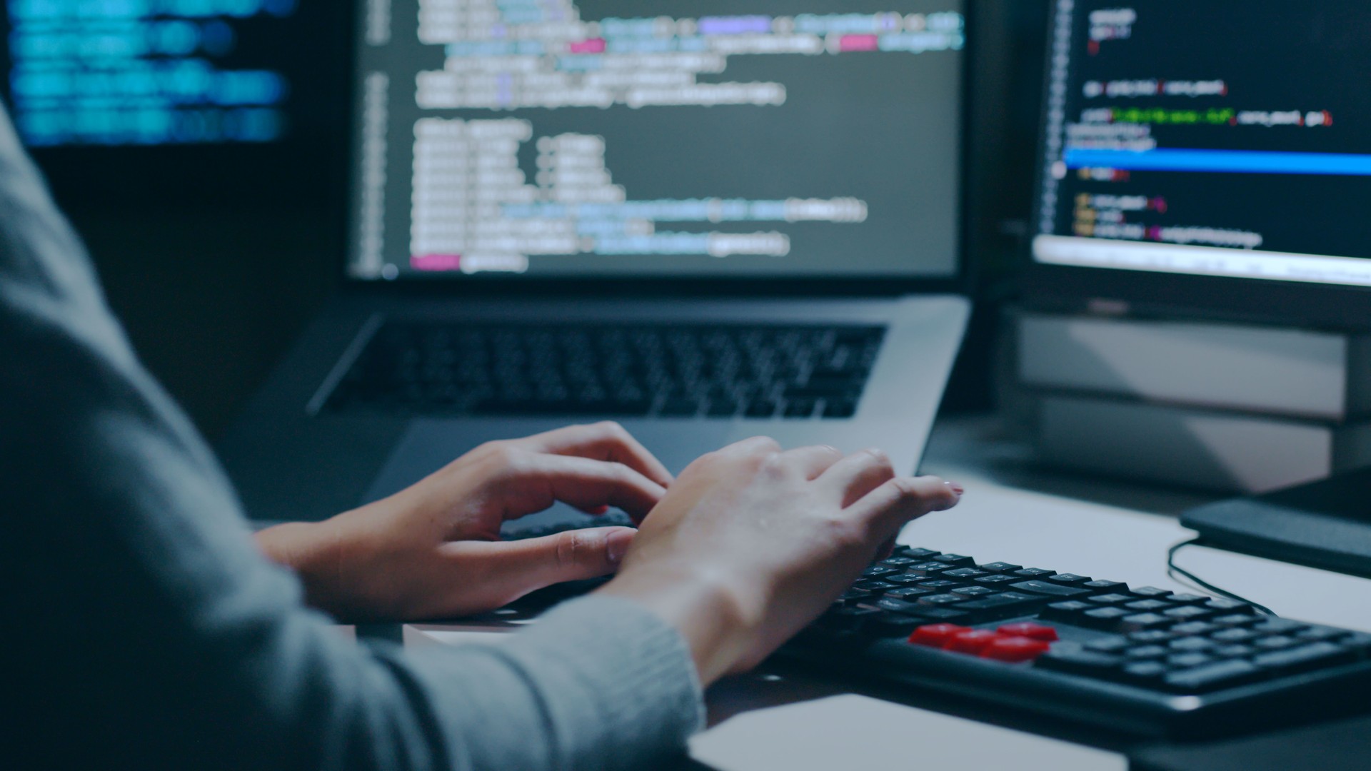 Gros plan du développeur programmeur, ingénieur logiciel, support informatique, tapant sur le clavier de l’ordinateur